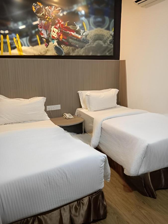 Hype Motorsport Hotel Nilai Esterno foto