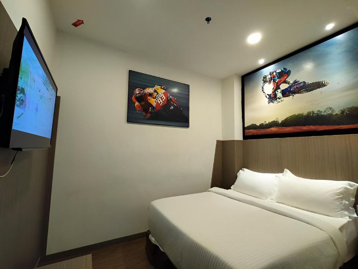 Hype Motorsport Hotel Nilai Esterno foto