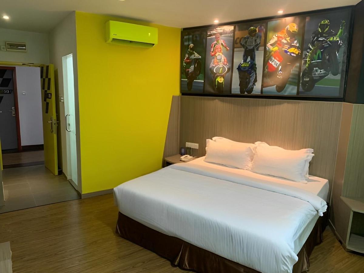 Hype Motorsport Hotel Nilai Esterno foto