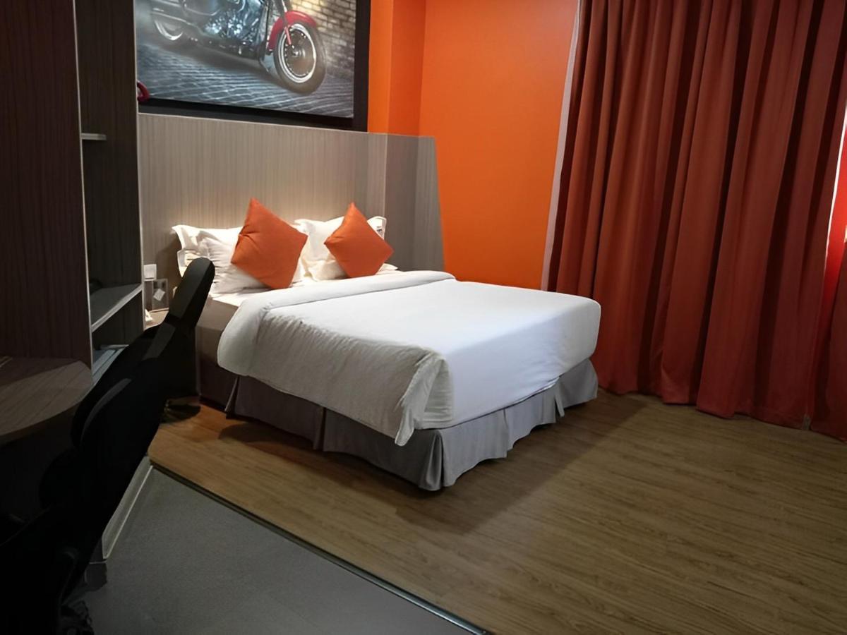 Hype Motorsport Hotel Nilai Esterno foto