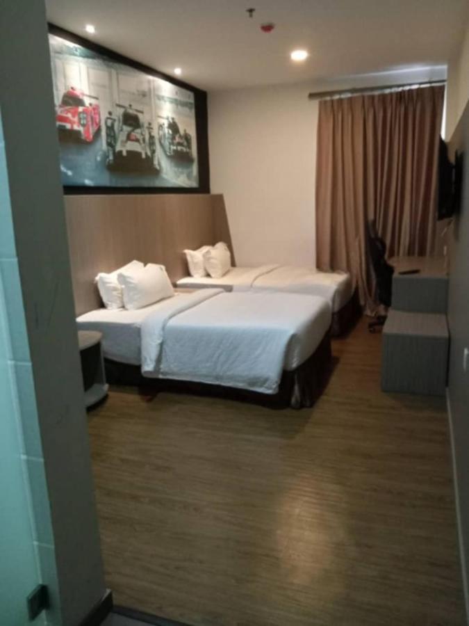 Hype Motorsport Hotel Nilai Esterno foto