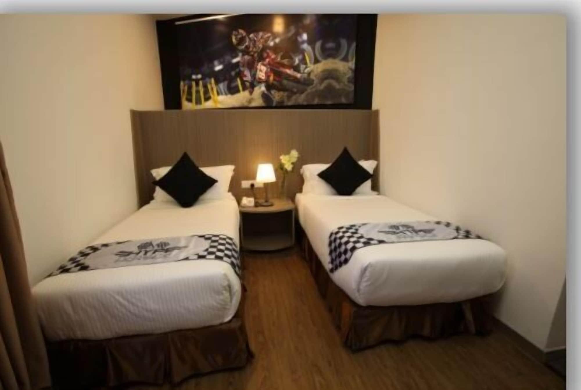 Hype Motorsport Hotel Nilai Esterno foto