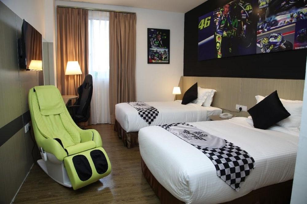 Hype Motorsport Hotel Nilai Esterno foto
