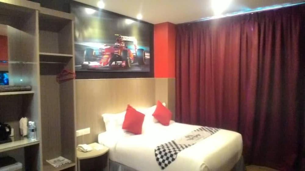 Hype Motorsport Hotel Nilai Esterno foto