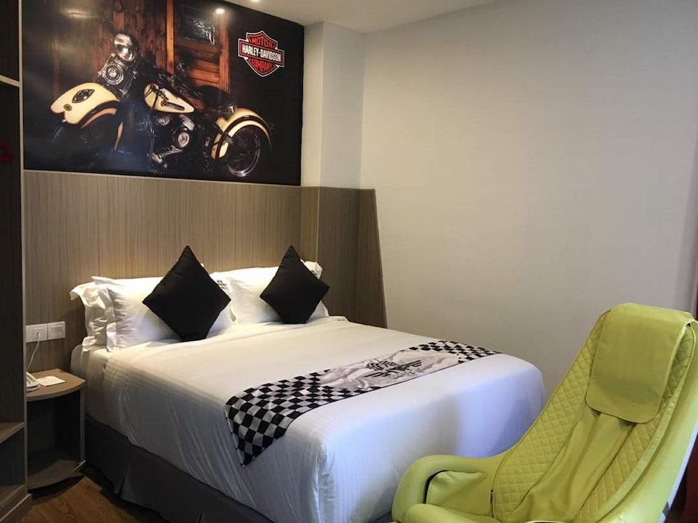 Hype Motorsport Hotel Nilai Esterno foto