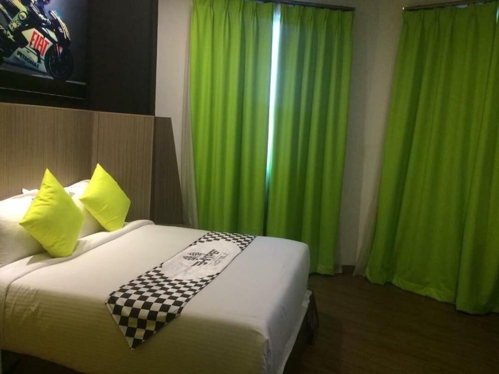 Hype Motorsport Hotel Nilai Esterno foto