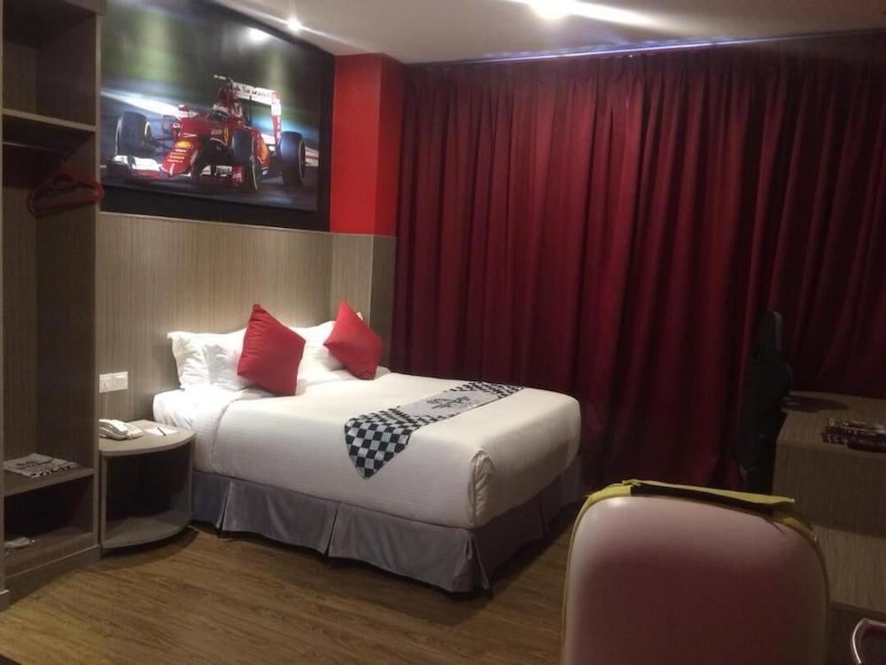 Hype Motorsport Hotel Nilai Esterno foto