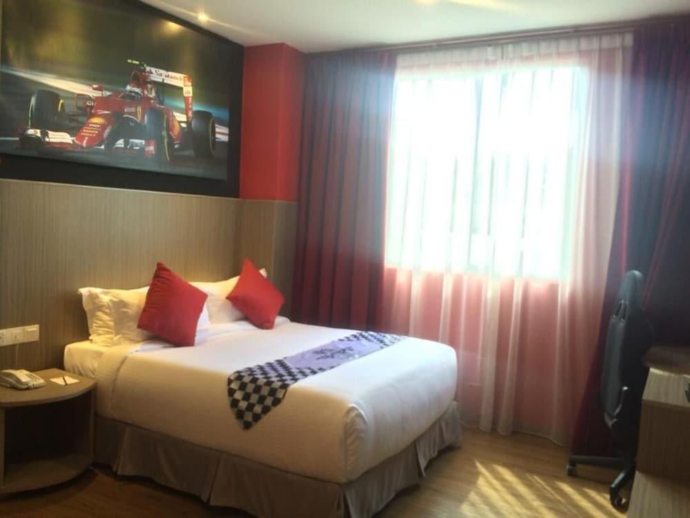 Hype Motorsport Hotel Nilai Esterno foto