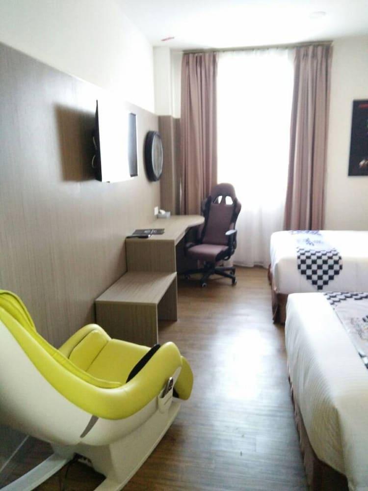 Hype Motorsport Hotel Nilai Esterno foto