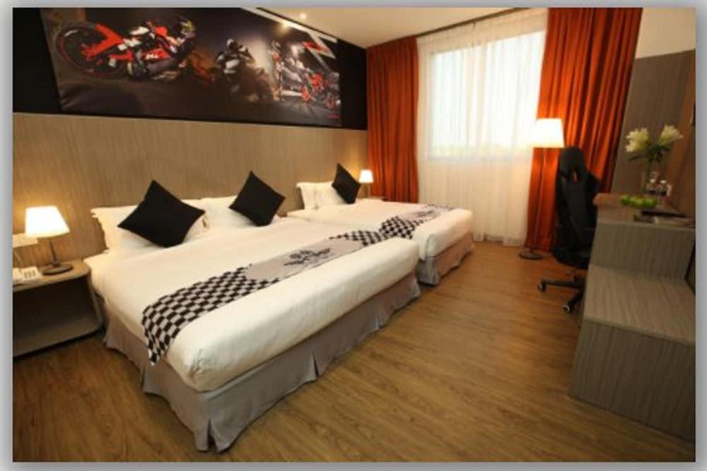 Hype Motorsport Hotel Nilai Esterno foto
