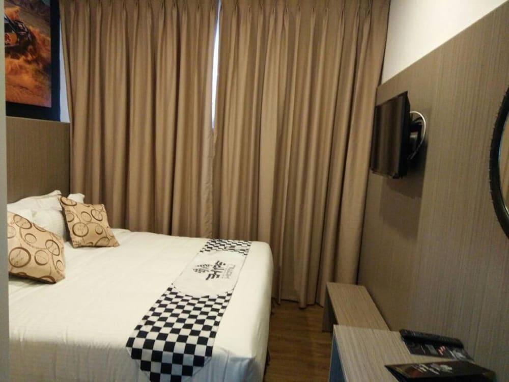 Hype Motorsport Hotel Nilai Esterno foto