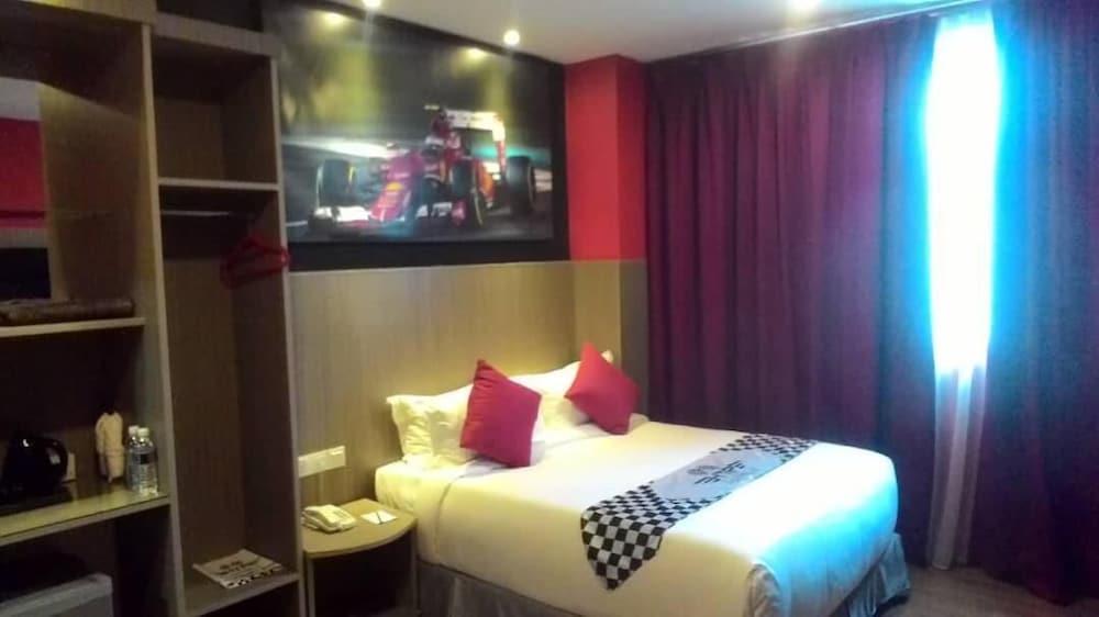 Hype Motorsport Hotel Nilai Esterno foto