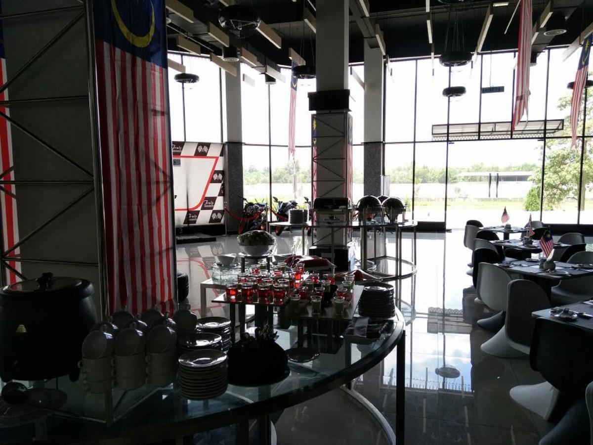 Hype Motorsport Hotel Nilai Esterno foto
